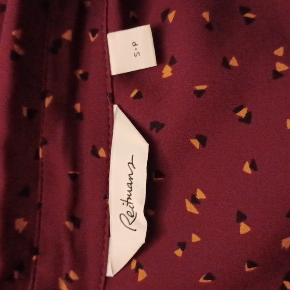 4/$60 Burgundy Geometric Blouse - Size Small - Picture 6 of 6